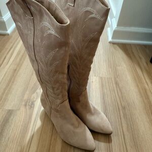 Universal Thread Cowboy Tan Heeled Boots